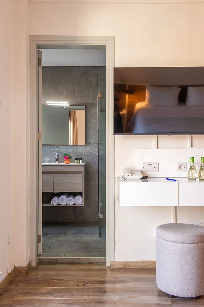 Bathroom with washbasin