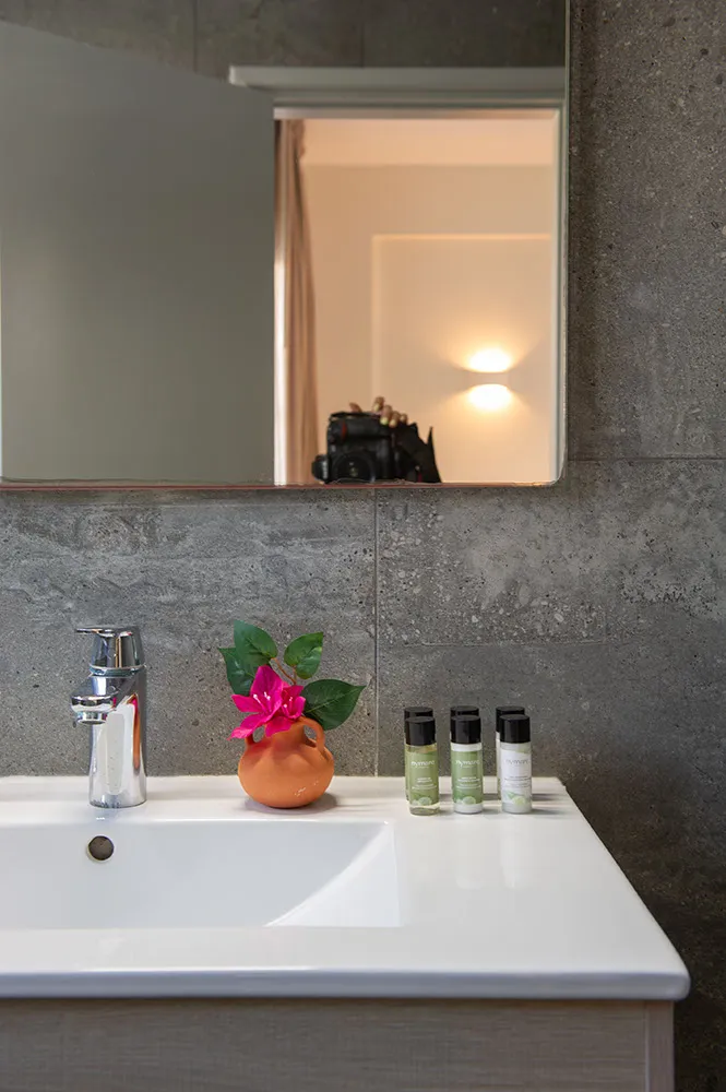 Bathroom with washbasin